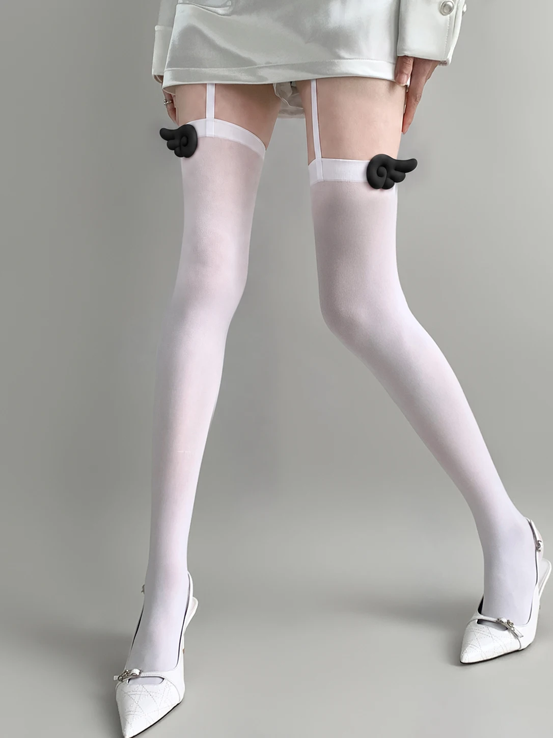 53286-e0pxe9.jpg Medias de tubo alto blancas para mujer, finas, largas, de seda, con liguero de alas, estilo JK, sexys y de puro deseo. - Imagen 1