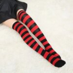 1 par de medias a rayas de colores calcetines por encima de la rodilla moda mujer mantener caliente Soks Sexy Slim Long Soks negro blanco rayas medias - Imagen 3