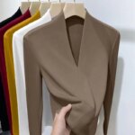 Camiseta de manga larga con cuello en V de color liso para mujer, nueva, cálida, con parte inferior acanalada, para otoño e invierno, suéter, top, ropa interior térmica, jersey. - Imagen 3