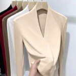 Camiseta de manga larga con cuello en V de color liso para mujer, nueva, cálida, con parte inferior acanalada, para otoño e invierno, suéter, top, ropa interior térmica, jersey. - Imagen 2