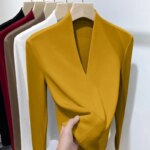 Camiseta de manga larga con cuello en V de color liso para mujer, nueva, cálida, con parte inferior acanalada, para otoño e invierno, suéter, top, ropa interior térmica, jersey.