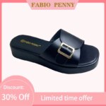 En verano italiano, hay populares zapatillas de mujer sexys y de suela gruesa de color sólido con diseños de botones de metal.