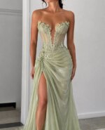 Vestido de Noche Formal Mila Personalizado, Verde Salvia, Sin Tirantes, Escote Profundo en V, Corsé Transparente con Flores 3D, Abertura Alta y Cola Larga - Imagen 2