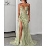Vestido de Noche Formal Mila Personalizado, Verde Salvia, Sin Tirantes, Escote Profundo en V, Corsé Transparente con Flores 3D, Abertura Alta y Cola Larga