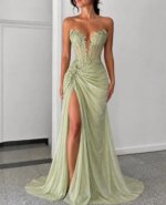 Vestido de Noche Formal Mila Personalizado, Verde Salvia, Sin Tirantes, Escote Profundo en V, Corsé Transparente con Flores 3D, Abertura Alta y Cola Larga - Imagen 4