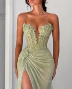 Vestido de Noche Formal Mila Personalizado, Verde Salvia, Sin Tirantes, Escote Profundo en V, Corsé Transparente con Flores 3D, Abertura Alta y Cola Larga - Imagen 3