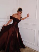 Vestido de Noche Elegante Sansa Personalizado, Corsé de Satén Marrón Oscuro con Hombros Descubiertos y Abertura Alta, Vestido de Fiesta Chic Formal - Imagen 5