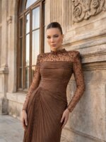 Vestidos de Noche Marrones Personalizados Sansa, Cuello Alto, Manga Larga, con Cuentas de Cristal, Vestidos de Noche de Tul con Pliegues Multicapa, Formales - Imagen 5