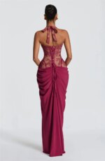 Vestidos de Noche Contessa Personalizados en Magenta, Vestidos de Fiesta Sexys con Cuello Halter, Bordado de Encaje, Plisados y Abertura Lateral Alta - Imagen 4