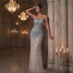 Vestido de Fiesta Sirena Glam Gala, Sin Tirantes, Malla Nude, Degradado Azul, Adornado con Pedrería y Chal de Satén Fluido - Imagen 2