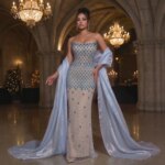 Vestido de Fiesta Sirena Glam Gala, Sin Tirantes, Malla Nude, Degradado Azul, Adornado con Pedrería y Chal de Satén Fluido