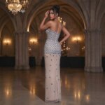 Vestido de Fiesta Sirena Glam Gala, Sin Tirantes, Malla Nude, Degradado Azul, Adornado con Pedrería y Chal de Satén Fluido - Imagen 3