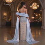 Vestido de Fiesta Sirena Glam Gala, Sin Tirantes, Malla Nude, Degradado Azul, Adornado con Pedrería y Chal de Satén Fluido - Imagen 4