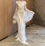 Vestido de noche formal para mujer Sansa personalizado en color blanco marfil, con cuello alto, mangas acampanadas de encaje transparente, flecos escalonados y encaje, estilo sirena, largo maxi. - Imagen 5