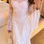Vestido de noche formal para mujer Sansa personalizado en color blanco marfil, con cuello alto, mangas acampanadas de encaje transparente, flecos escalonados y encaje, estilo sirena, largo maxi.
