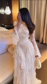 Vestido de noche formal para mujer Sansa personalizado en color blanco marfil, con cuello alto, mangas acampanadas de encaje transparente, flecos escalonados y encaje, estilo sirena, largo maxi. - Imagen 4