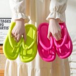 Chanclas de suela blanda EVA para mujer, zapatillas de nube antideslizantes para playa y verano, chanclas de baño con Clip y plataforma gruesa para mujer 2024
