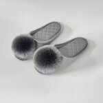 Pantuflas de casa para mujer, ideales para primavera y otoño, cálidas, con un diseño adorable y pompones, hechas de algodón, tipo sandalia, con suela antideslizante y suave, perfectas para usar en interiores y exteriores durante todo el año. - Imagen 6