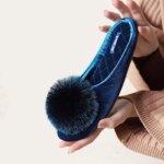 Pantuflas de casa para mujer, ideales para primavera y otoño, cálidas, con un diseño adorable y pompones, hechas de algodón, tipo sandalia, con suela antideslizante y suave, perfectas para usar en interiores y exteriores durante todo el año.