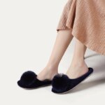 Pantuflas de casa para mujer, ideales para primavera y otoño, cálidas, con un diseño adorable y pompones, hechas de algodón, tipo sandalia, con suela antideslizante y suave, perfectas para usar en interiores y exteriores durante todo el año. - Imagen 2