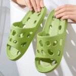 Pantuflas de baño para mujer, sandalias de verano con diseño de queso, zapatos de EVA para hombre, chanclas suaves antideslizantes, pantuflas de interior para parejas - Imagen 4