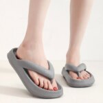 Chanclas de playa de suela blanda para mujer, plataforma plana de verano, cómodas zapatillas de moda, sandalias de suela gruesa antideslizantes para el baño y la casa - Imagen 2