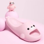 Pantuflas de mujer para el verano, con suela suave y antideslizante, ideales para el baño, con diseños de dibujos animados, para usar en interiores y en casa. Sandalias informales para hombre, suaves y cómodas, perfectas para la playa. - Imagen 3