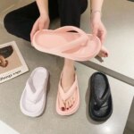 Chanclas de verano con plataforma plana, cómodas zapatillas de playa de suela blanda para mujer, sandalias de moda para casa, baño, zapatos de suela gruesa antideslizantes - Imagen 3