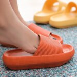 Zapatillas de baño de suela gruesa EVA de 4cm, cómodas, tipo nube, uso doméstico, sandalias de verano de Color sólido para interiores con aumento de altura para parejas