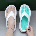 Chanclas para hombre, zapatillas de interior y exterior, suela gruesa y suave, sandalias de playa antideslizantes para baño, zapatillas de casa para hombre y mujer, chanclas - Imagen 5