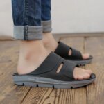 Zapatillas para hombre, moda de verano, Color sólido, zapatillas de casa informales, zapatos antideslizantes de Eva, chanclas de playa, zapatillas de ducha