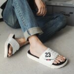 Zapatillas de moda para hombre, cómodas zapatillas planas para el baño en casa, zapatos de playa de suela blanda para exteriores, zapatillas de talla grande para hombre 39-47 - Imagen 6