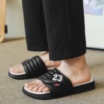 Zapatillas de moda para hombre, cómodas zapatillas planas para el baño en casa, zapatos de playa de suela blanda para exteriores, zapatillas de talla grande para hombre 39-47 - Imagen 5