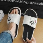 Zapatillas de moda para hombre, cómodas zapatillas planas para el baño en casa, zapatos de playa de suela blanda para exteriores, zapatillas de talla grande para hombre 39-47 - Imagen 2