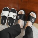Zapatillas de moda para hombre, cómodas zapatillas planas para el baño en casa, zapatos de playa de suela blanda para exteriores, zapatillas de talla grande para hombre 39-47 - Imagen 3