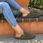 Comwarm, zapatillas de gamuza a la moda para mujer, zuecos para hombre, sandalias con plantilla de corcho con soporte para arco, chanclas de playa para exteriores, zapatos para el hogar - Imagen 2