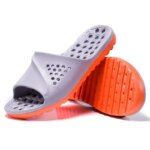 Zapatilla antideslizante hueca para baño para hombre, zapatillas de diseñador de tendencia de lujo 2025, zapatos informales de alta calidad a la moda para adultos