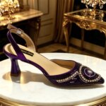 Elegantes zapatos de tacón con punta en color púrpura, adornados con pedrería y un diseño ondulado, ideales para eventos de noche, bodas y para combinar con un bolso a juego. - Imagen 3