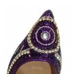 Elegantes zapatos de tacón con punta en color púrpura, adornados con pedrería y un diseño ondulado, ideales para eventos de noche, bodas y para combinar con un bolso a juego. - Imagen 6
