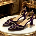 Elegantes zapatos de tacón con punta en color púrpura, adornados con pedrería y un diseño ondulado, ideales para eventos de noche, bodas y para combinar con un bolso a juego. - Imagen 2