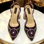 Elegantes zapatos de tacón con punta en color púrpura, adornados con pedrería y un diseño ondulado, ideales para eventos de noche, bodas y para combinar con un bolso a juego. - Imagen 5