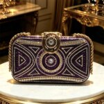 Elegantes zapatos de tacón con punta en color púrpura, adornados con pedrería y un diseño ondulado, ideales para eventos de noche, bodas y para combinar con un bolso a juego. - Imagen 4