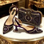 Elegantes zapatos de tacón con punta en color púrpura, adornados con pedrería y un diseño ondulado, ideales para eventos de noche, bodas y para combinar con un bolso a juego.