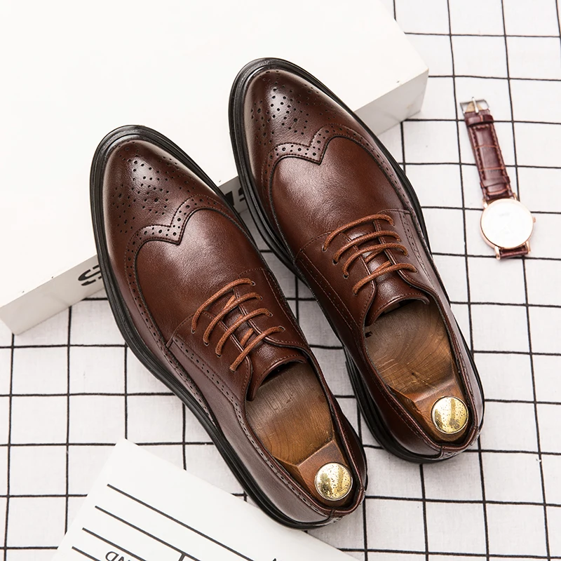 72346-lnwqr1.jpg Zapatos formales de cuero para hombre, zapatos de oficina para fiestas y ocasiones sociales, zapatos clásicos Brogue para negocios y bodas, zapatos de vestir para hombre, color negro - Imagen 1