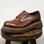 Zapatos Derby de cuero genuino para hombre, estilo vintage, color marrón, con cordones, suela gruesa y plataforma, ideales para un atuendo casual o de vestir.