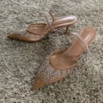 Nuevas sandalias de verano para mujer, calzado de tacón alto de malla brillante con diamantes de imitación, zapatos de tacón elegantes con talón descubierto y puntiagudos para fiesta para mujer - Imagen 4