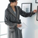 Nuevo Conjunto de Ropa de Casa para Hombre, Invierno, Bata Larga y Gruesa de Felpa Coral con Pantalones de Pijama, Cálido y A...