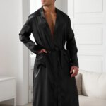 Conjunto de ropa de dormir para hombre con acabado satinado y escote en V