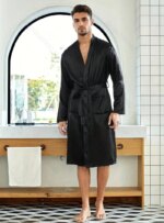 Conjunto de ropa de dormir para hombre con acabado satinado y escote en V - Imagen 3