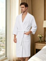 Bata para hombre con cinturón y bolsillos - Imagen 2
